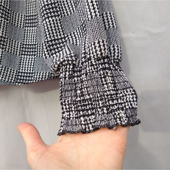 Gorgeous forever 21 blouse - Picture 2 of 6